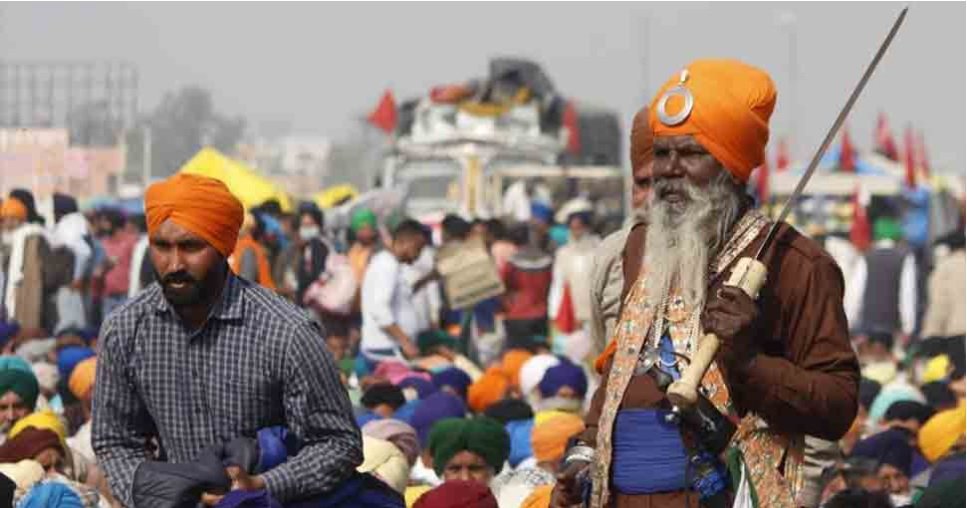 More farmers join Dilli Chalo protest, attempt to break barricade at Delhi-UP Gate border